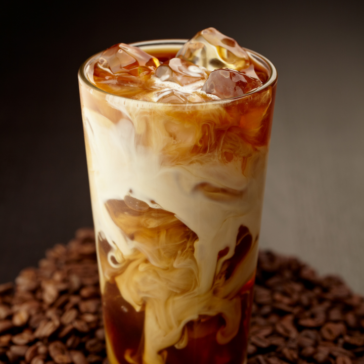 Vaso con hielo de cafe helado vainilla